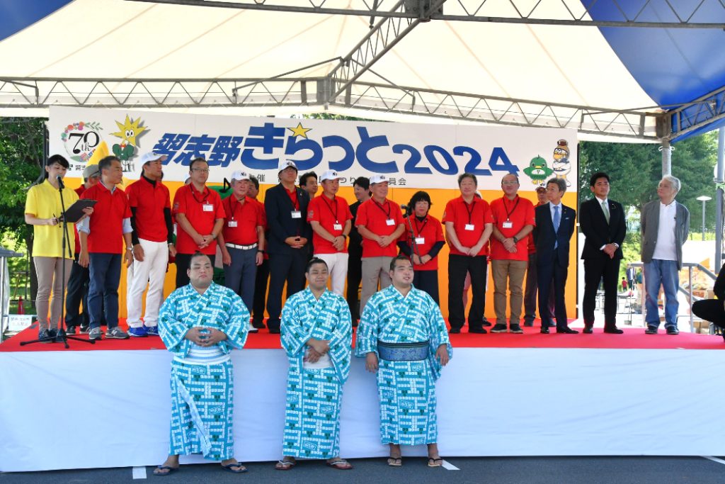 力士の笑顔が祭りに彩りを添える