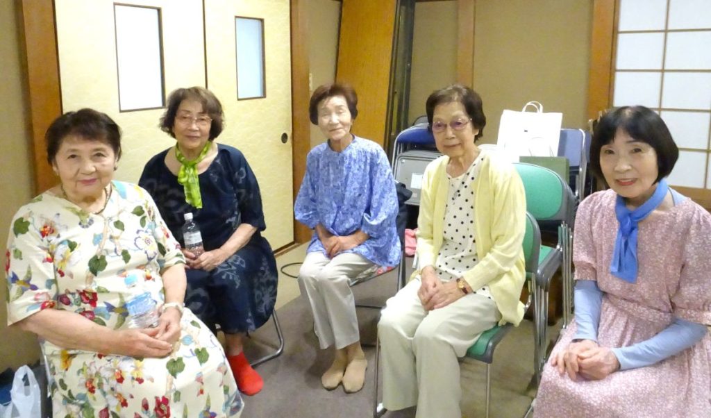 船橋シティコーラス 練習の合間に談笑する合唱団の皆さん