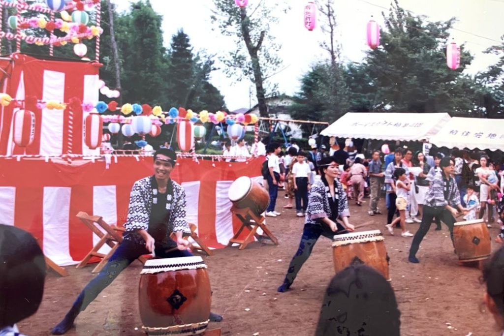 小学校の校庭で「納涼祭」町会名物の一つ、天禄太鼓(1991年撮影