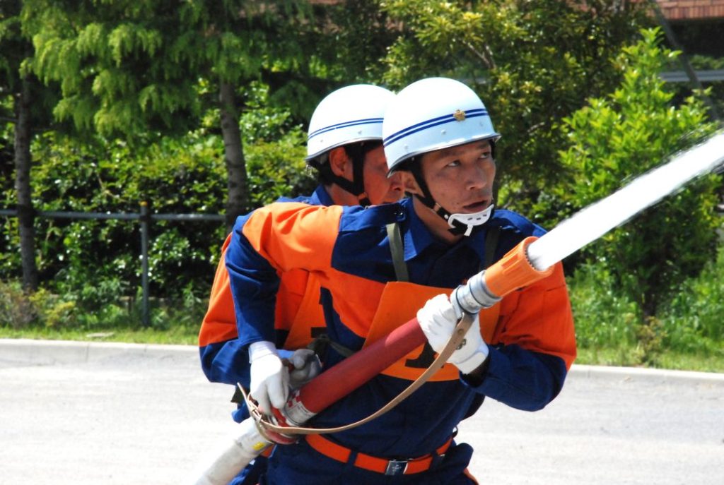 ポンプを使って放水訓練を行う団員