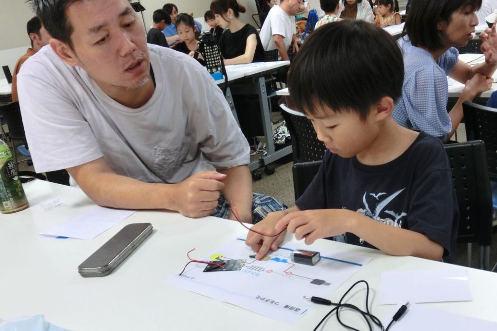 送信機の作成に取り組む親子