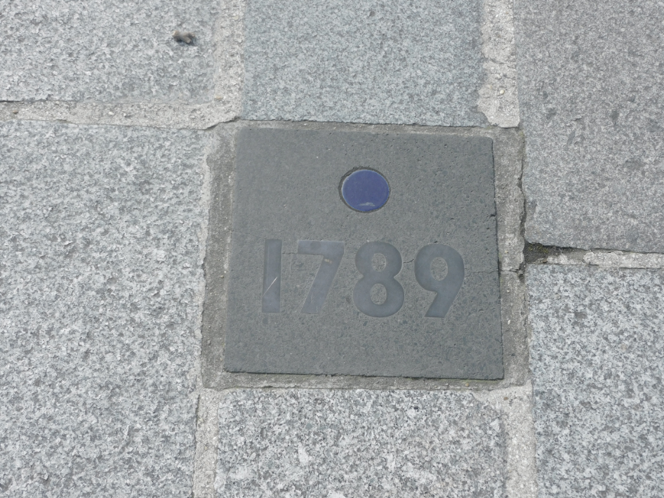 「1798」とフランス革命勃発の西暦が刻まれている