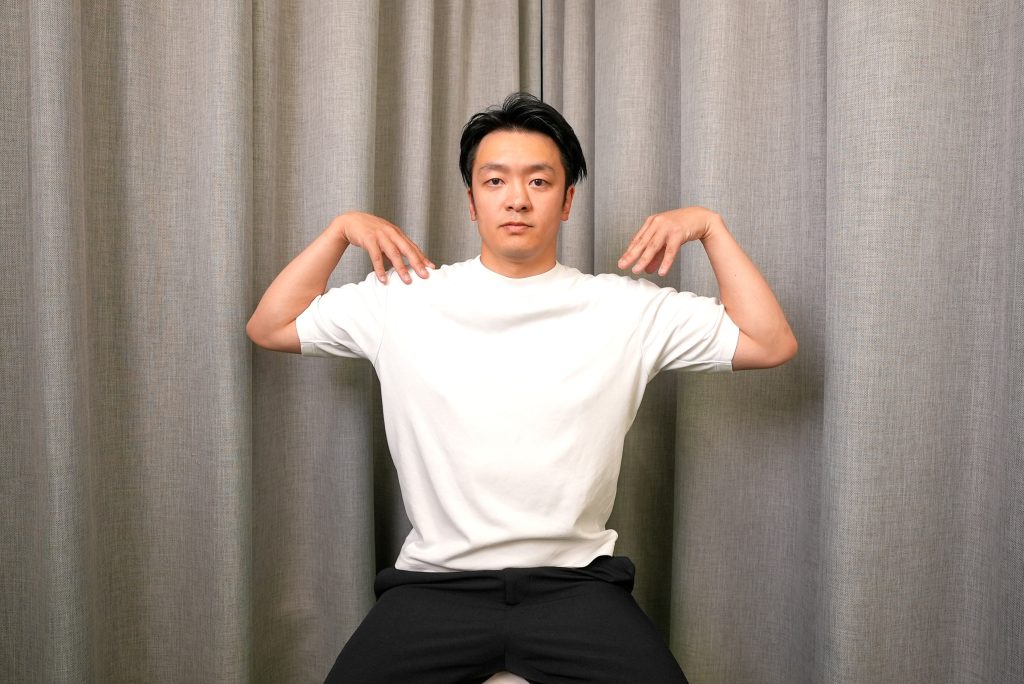 肘を曲げて、肩を触る（触れない場合は近づけるだけでもOK）