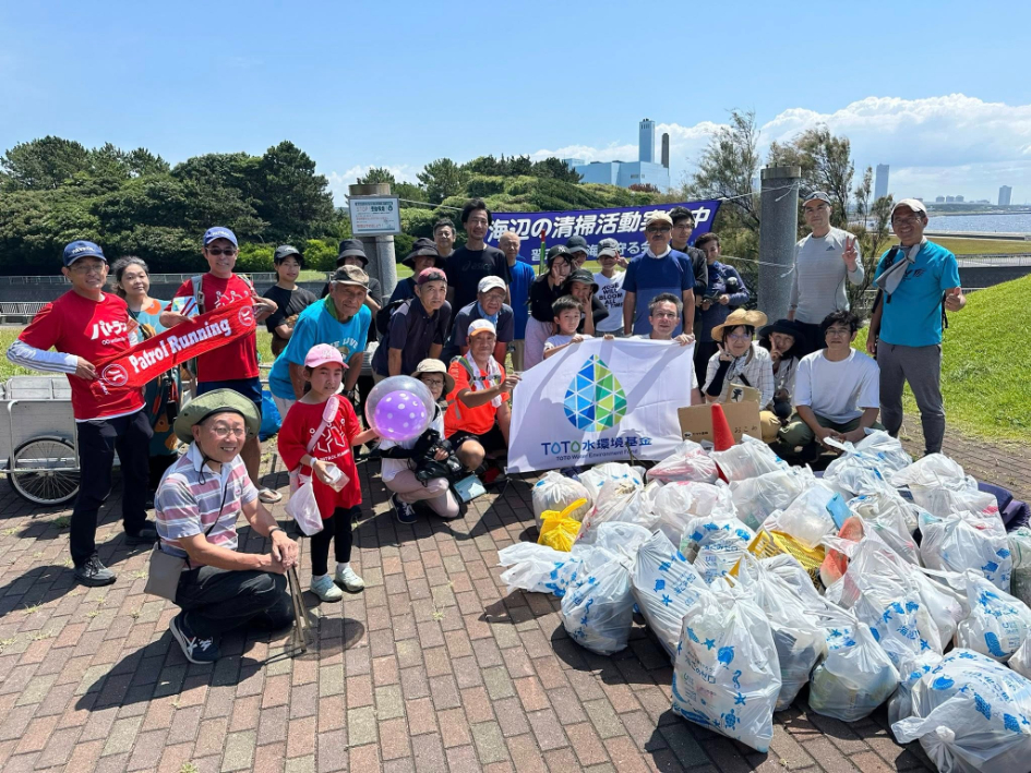 第61回茜浜定例清掃(2025年7月)。青い横断幕を目印に集合