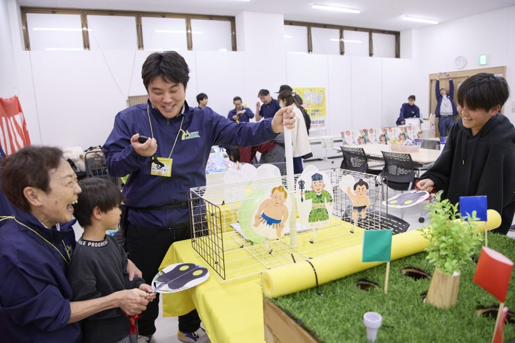 昨年のミモ市の様子。ふれ合いながら交流し、大人も子どもも自然と笑顔に