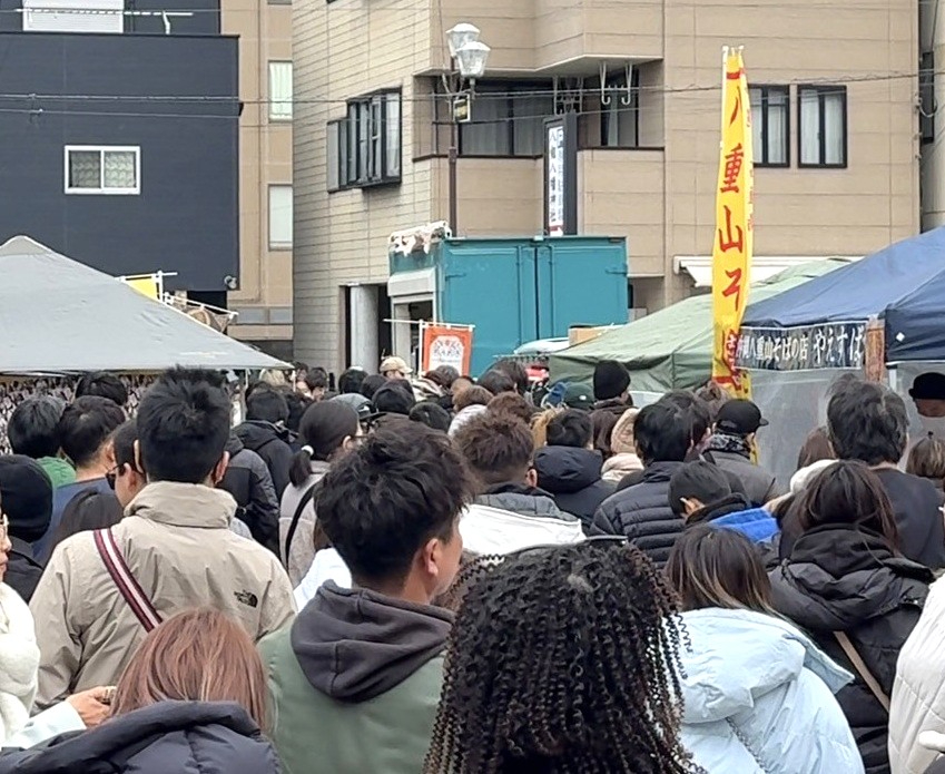 多くの人であふれた八剱八幡神社