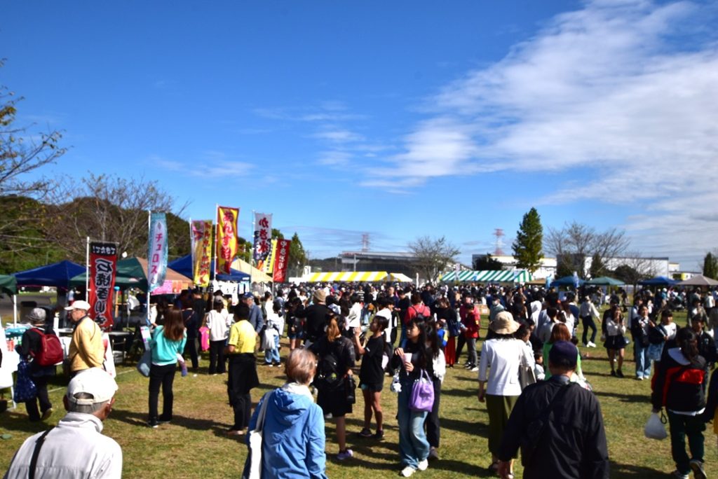 芝生広場に多くの模擬店が並びます
