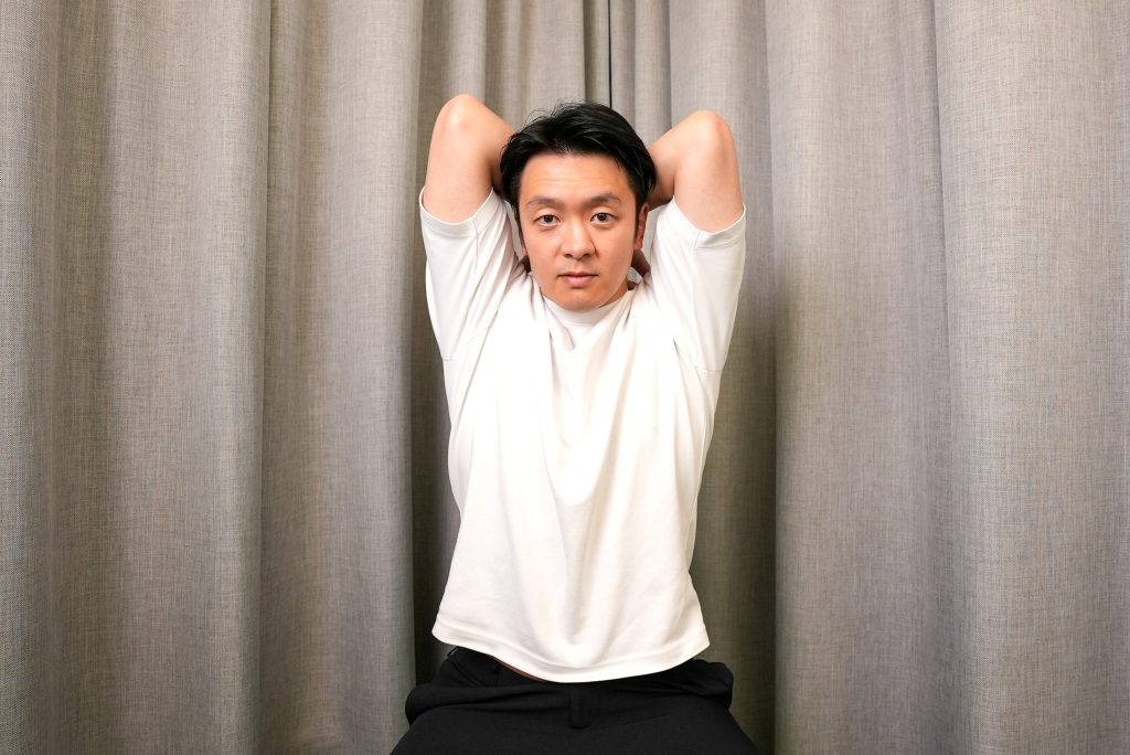 前、上、横、後ろに大きな円を描くイメージで肩を回していく