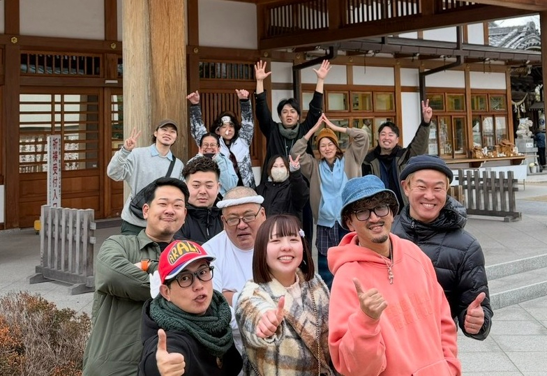 千葉のぴろき君（前列右）と当日スタッフのみなさん。千葉のラーメンYouTuberまーみんさん（前列中央）をゲストに盛り上がりました。MCは今回の麺祭りでも司会進行をつとめる「元気印TAKUMA」さん（前列左）