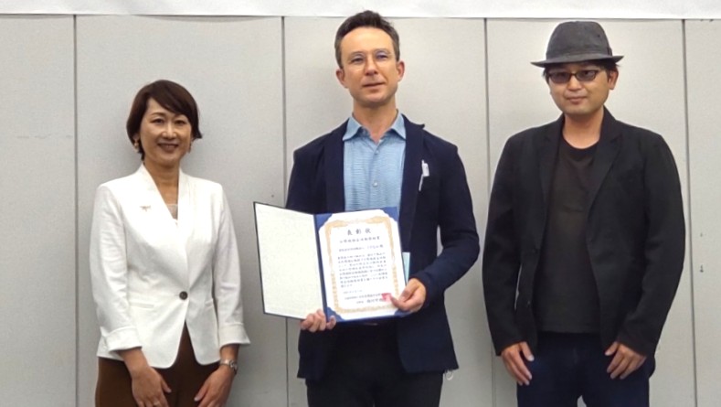 授賞式典にて。日本水環境学会の西川関東支部長(左)と、さざなみスタッフ