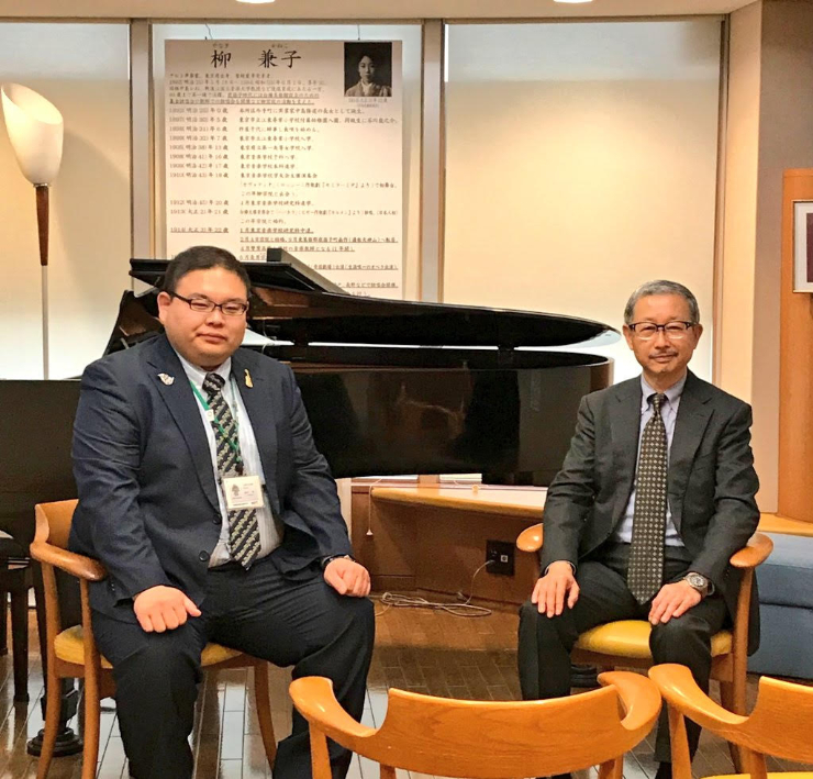 山田さんと我孫子市の学芸員・稲村隆さん