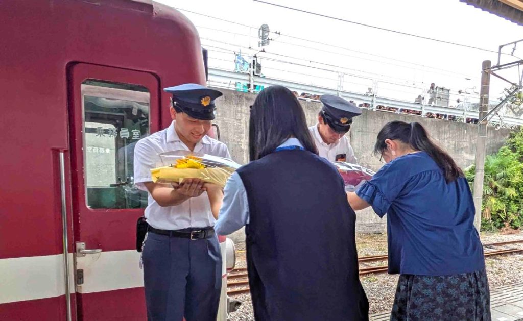 さようなら5000形あかぎ号 流山駅ホームで行われた花束贈呈式