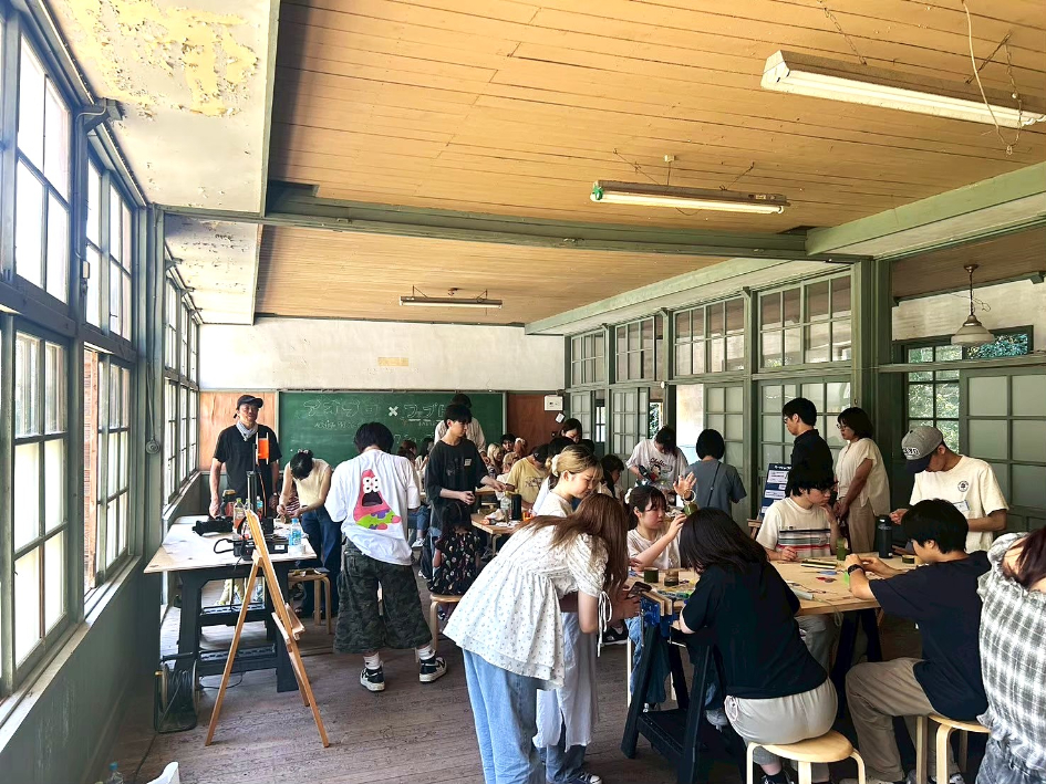 分校内の教室にてワークショップ中の様子
