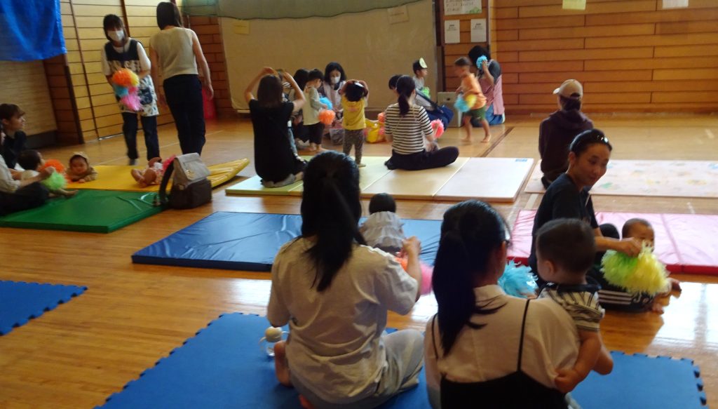 鎌ケ谷市の児童センターで外国人親子の集い 地域の子どもたちと体操の準備