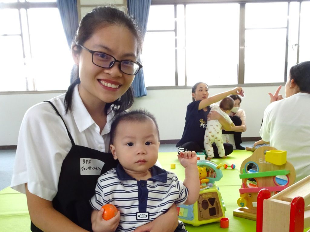 鎌ケ谷市の児童センターで外国人親子の集い 鎌ケ谷市に来て早々のミン君とママさん