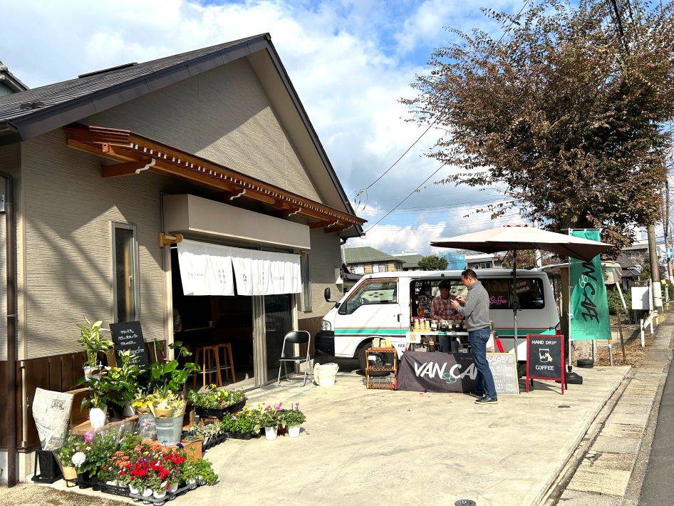 時田弥寛さん・華央梨さん マルシェの様子