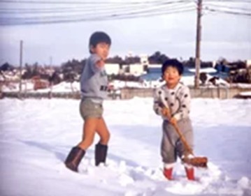 真冬でも半ズボンの小学生時代（左）