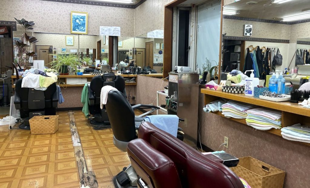 青山理容 ノスタルジックな雰囲気漂う店内