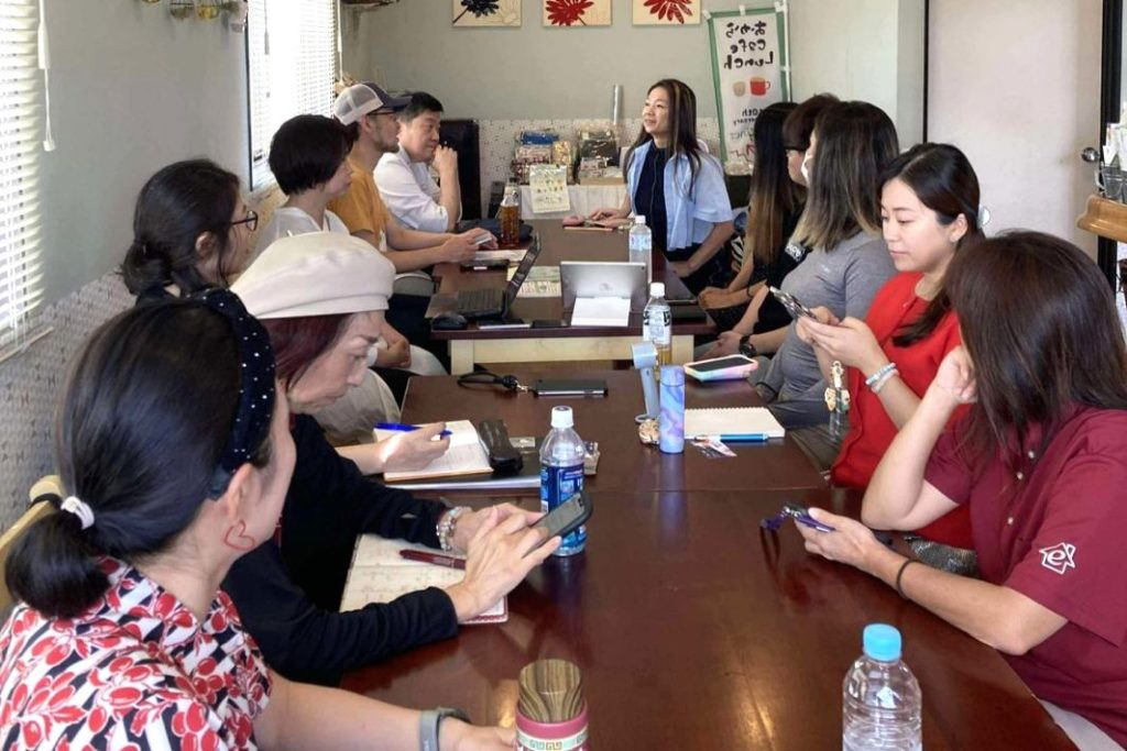 黄金クリスマスマーケット それぞれ営業時間が異なるので、月1 のミーティングはいつも早朝だとか