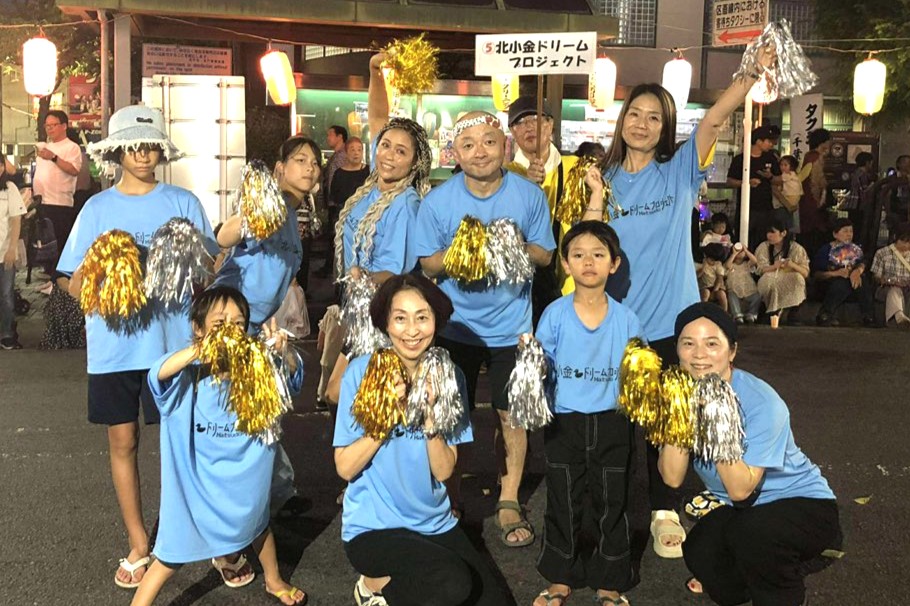 黄金クリスマスマーケット 地元の祭りに参加してメンバーの結 束も強固に