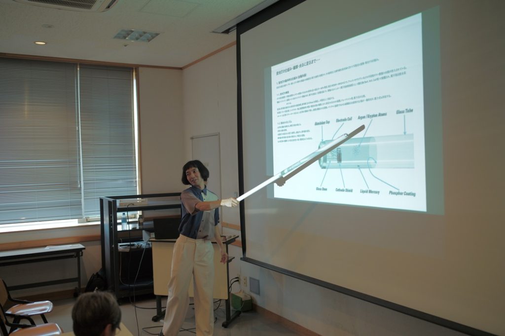 【千葉市稲毛区】千葉国際芸術祭2025通信 消えゆく「蛍光灯」を集めてアート作品に