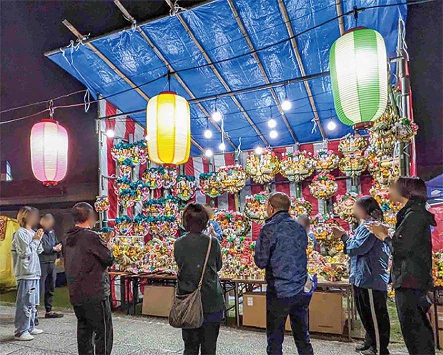 大鳥神社の「酉の市」 売り手と買い手が一緒に行う手締めは酉 の市の名物