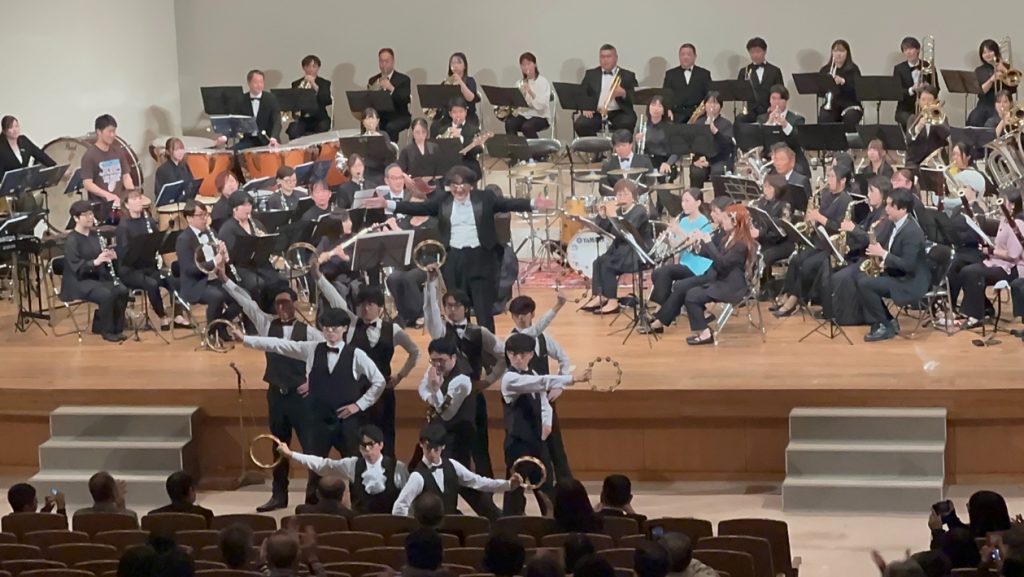 同団の初舞台、成田市制施行70周年記念コンサートにて。タンバリン隊が激しく華麗なダンスを披露し会場を沸かせました