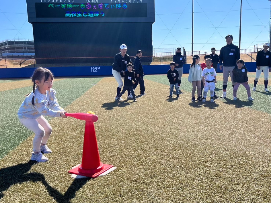 見事なフォームでティーバッティング