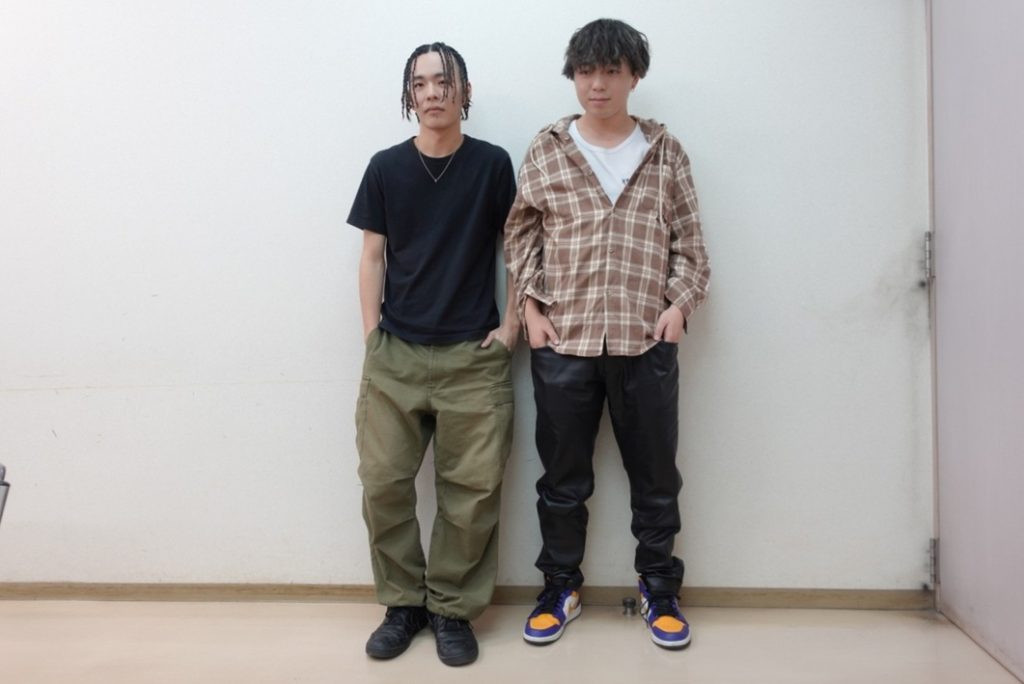 ラップ仲間の17（イナ）さん（右）と並ぶ
Familiaさん