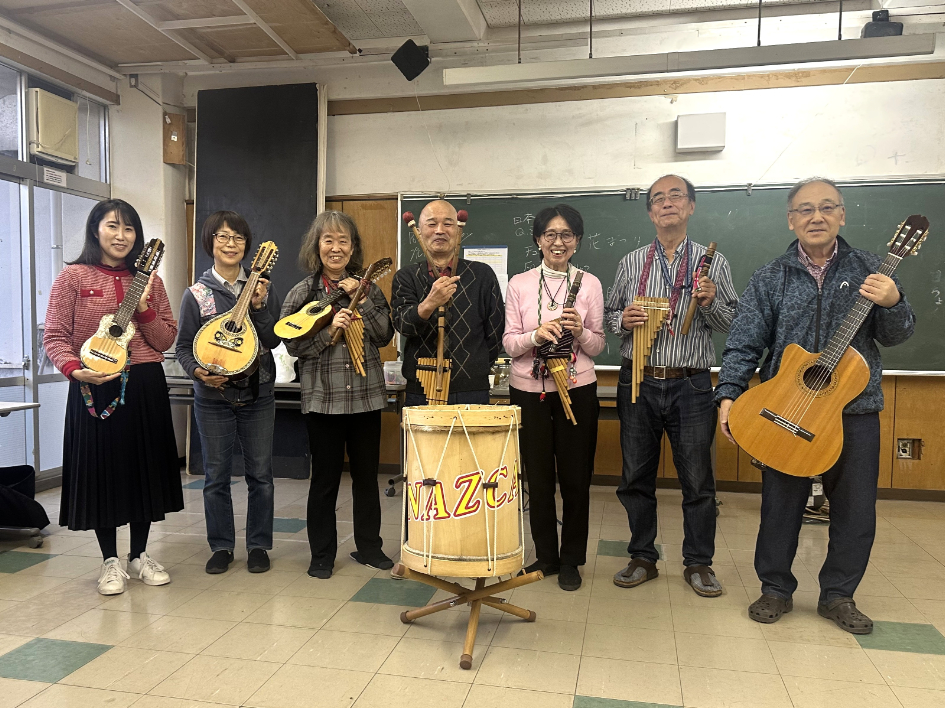 それぞれの楽器を手に微笑むナスカのメンバー