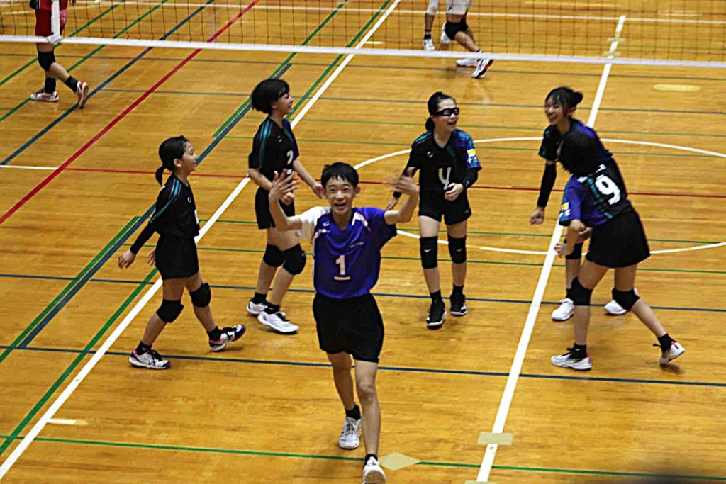 6年の木下陽路くん(中央)はチームの要