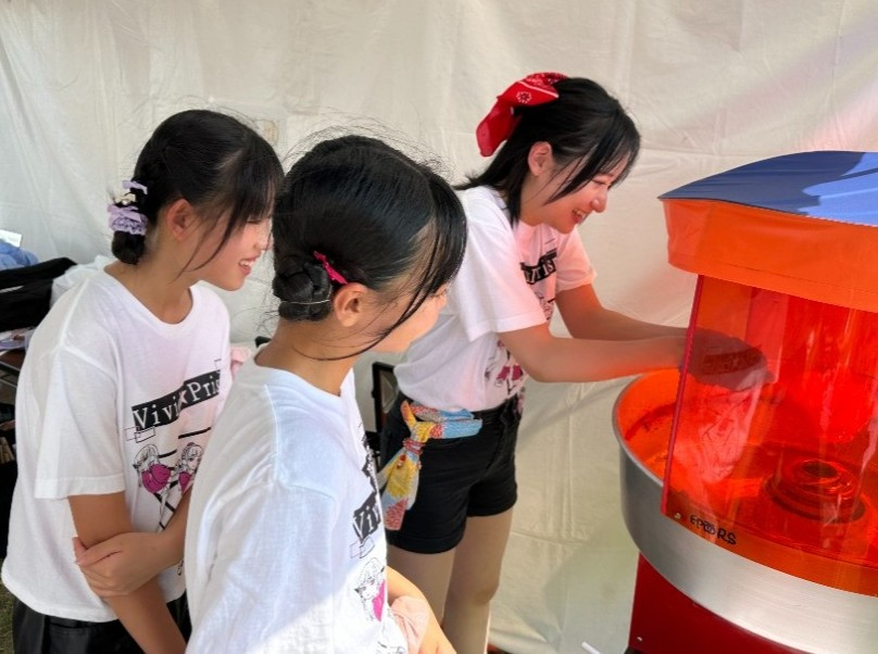 祭りでは綿あめ作りにも挑戦！