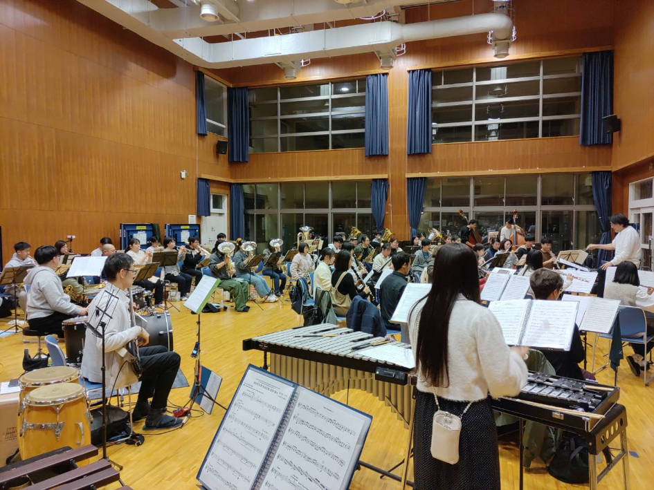 団員は約80人。毎週日曜日、公津の杜中学校多目的ホールに集まり練習しています