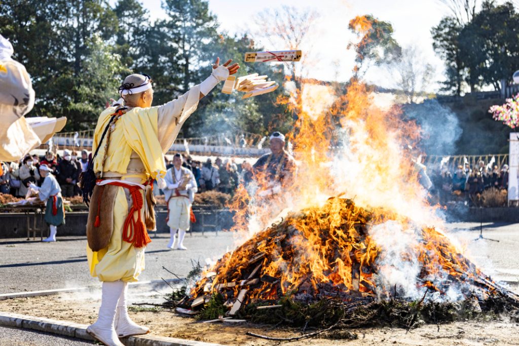 山伏装束を身にまとった僧侶