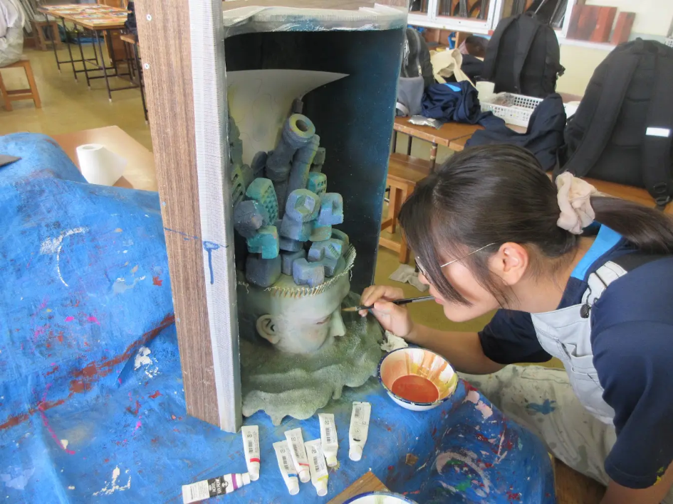 最後まで作品の色彩に悩む宮澤さん