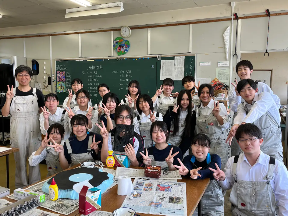 美術部全員で宮澤さんの受賞を喜ぶ