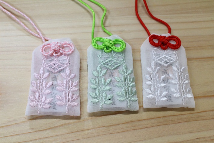 菊田神社のレースの可愛いお守り