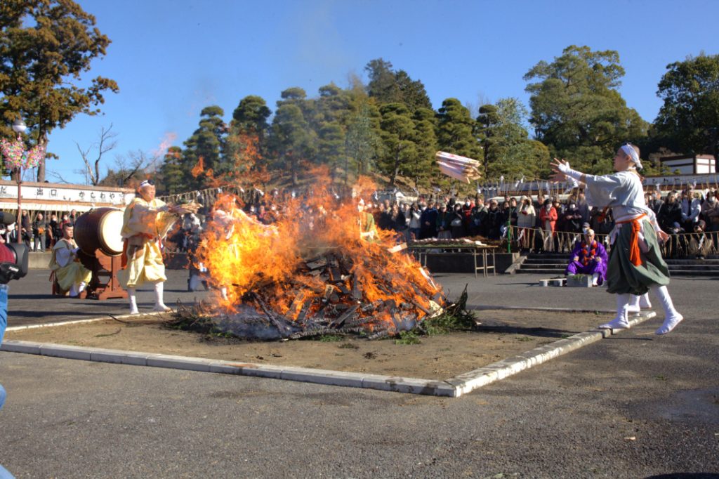 お焚き上げは奥山広場で行われる