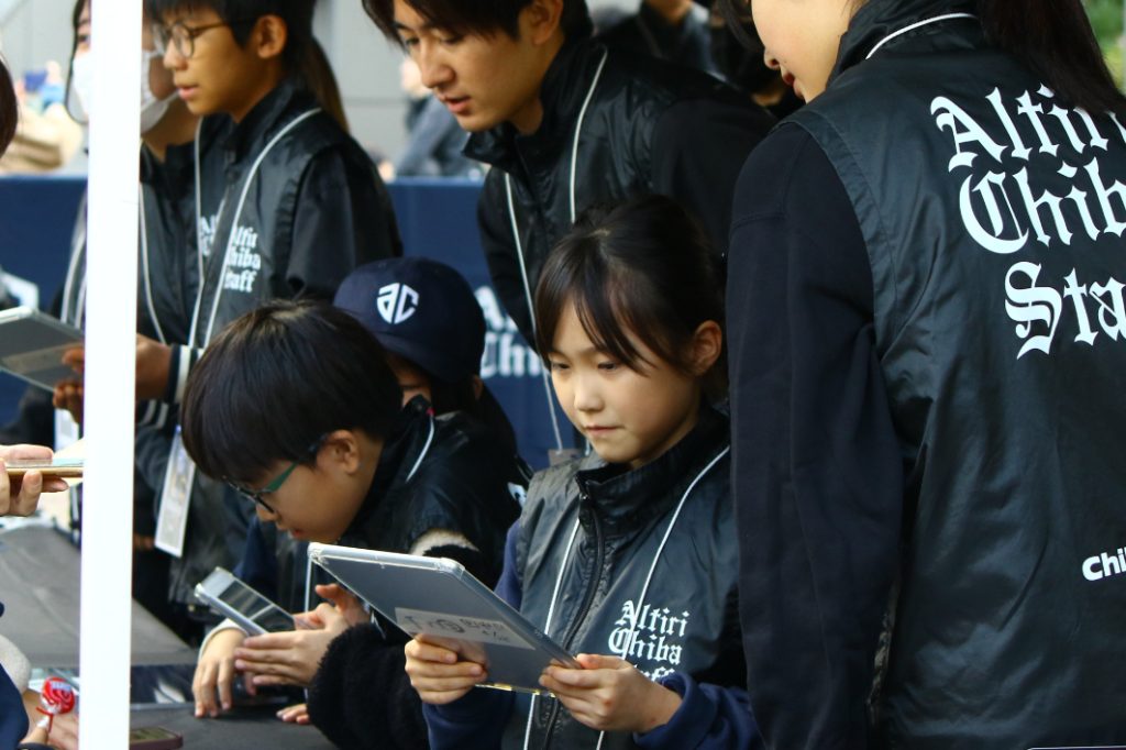 ファンクラブブースで会員バーコードを読み込みます