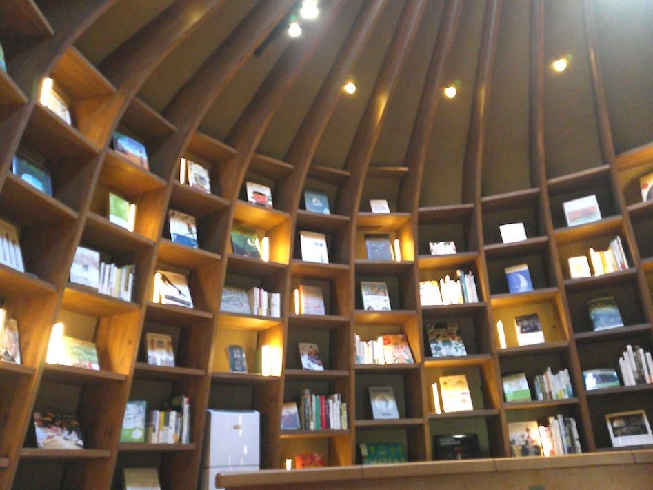 地中に潜り込んで本と出合う 知を蓄え想像力を養う「地中図書館」