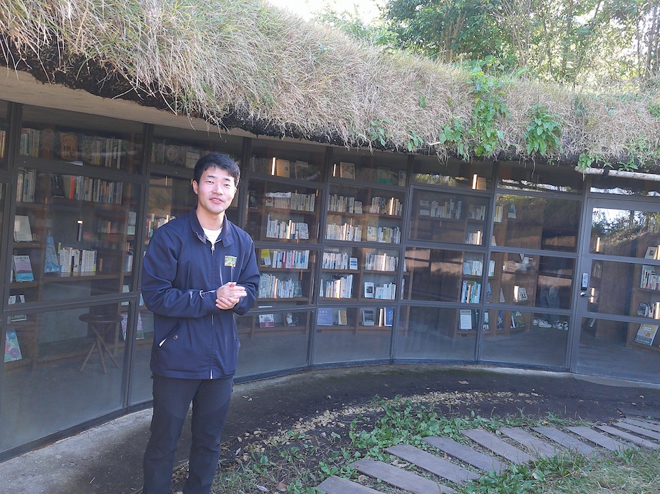 地中に潜り込んで本と出合う 知を蓄え想像力を養う「地中図書館」