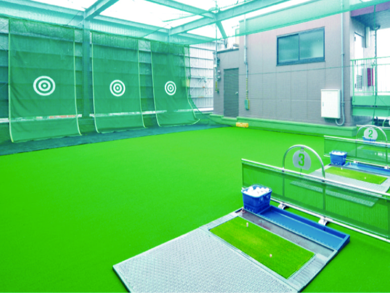 本社屋上のゴルフ練習場
