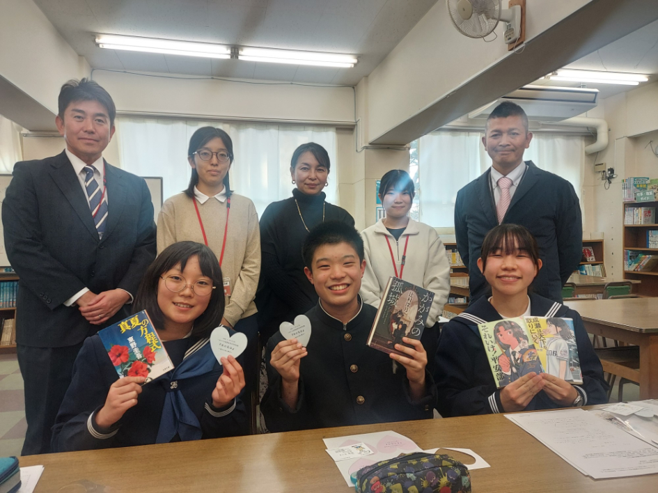 一中の図書委員(前列左からHさん、I君、Kさん)と図書館司書の木村さん(後列中央)