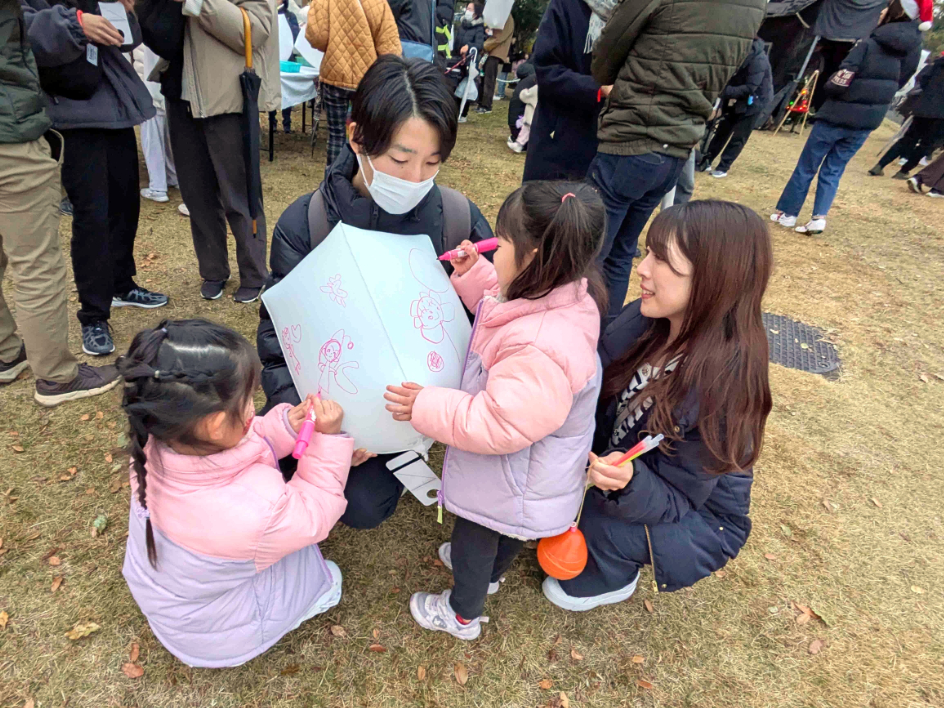 ランタンに願いを書く子どもたち