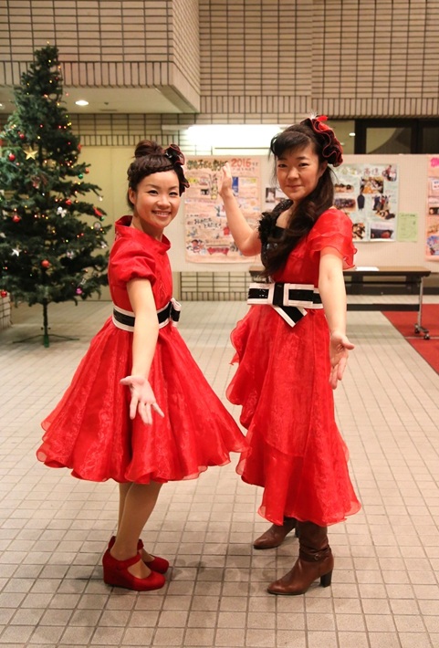 シンセサイザー・細川佳那枝さん(左)、口笛奏者・高木満理子さん