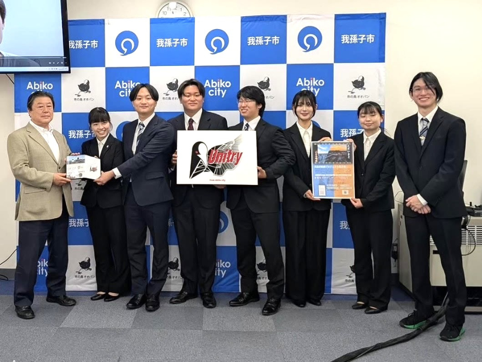 映画を制作したUnitry(ユナイトリー)
の皆さん(左端は星野市長)