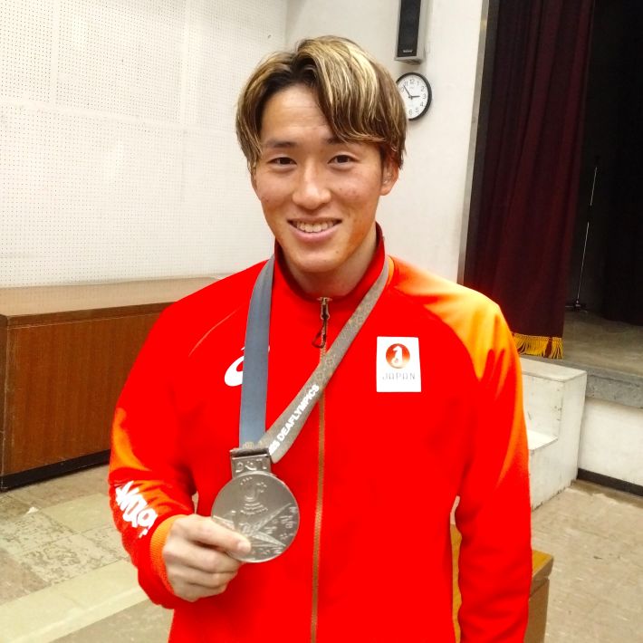 銀メダルを手にする瀧澤選手