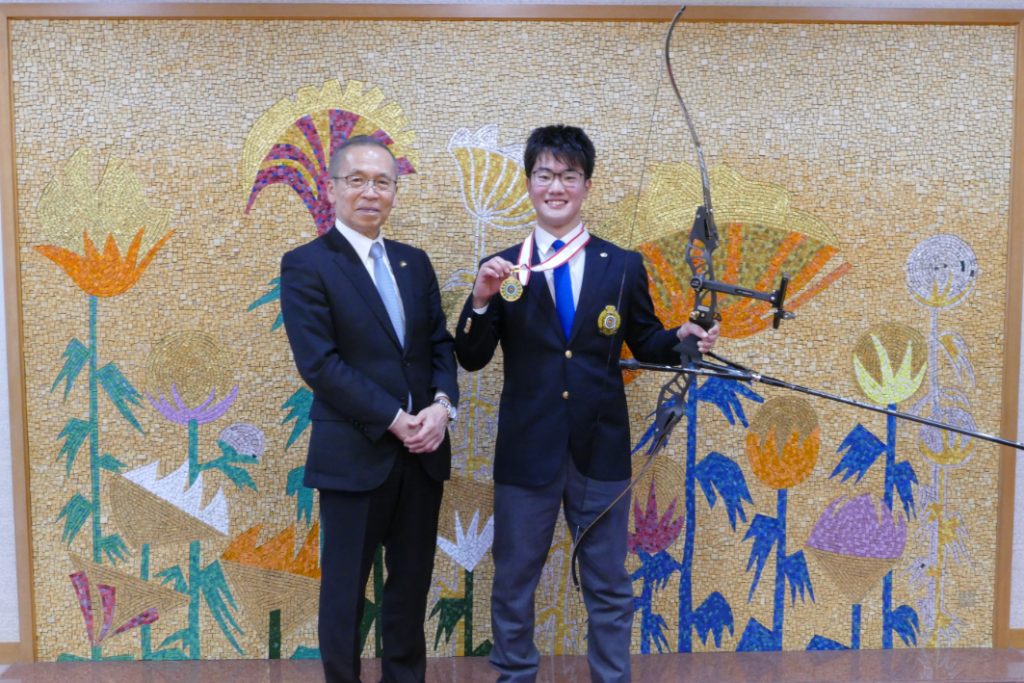 表敬訪問で松戸徹市長と