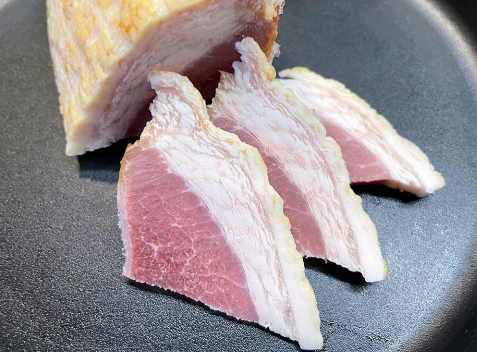 脂身の白と赤身のピンクの断面が美しい