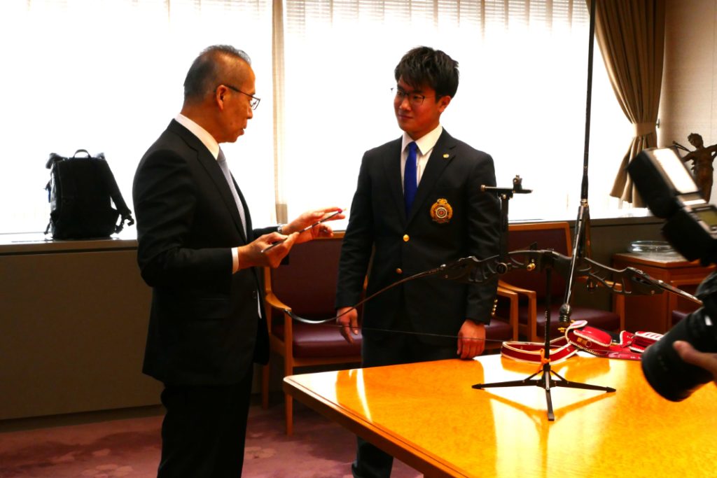 「体感してもらいたい」と自身のアーチェリーを持参したサービス精神のある関口選手